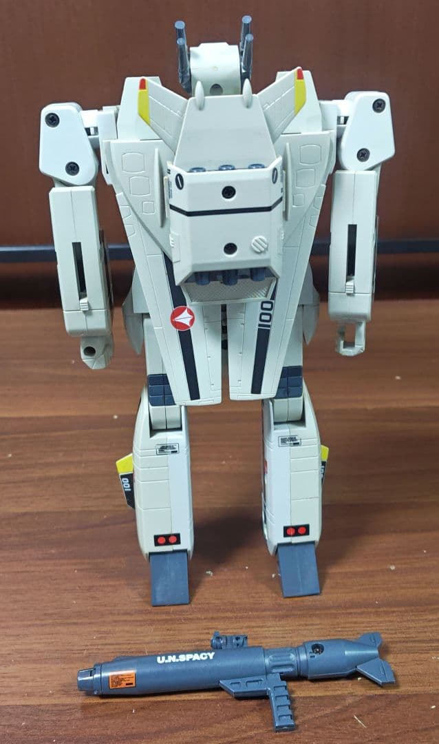バンダイ VF-1S バルキリー ロイ・フォッカー・スペシャル 復刻版