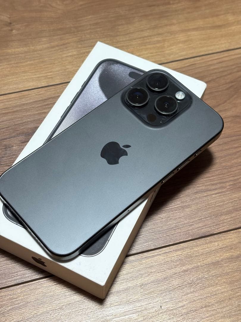 Apple iPhone 15 Pro ブラックチタニウム本体