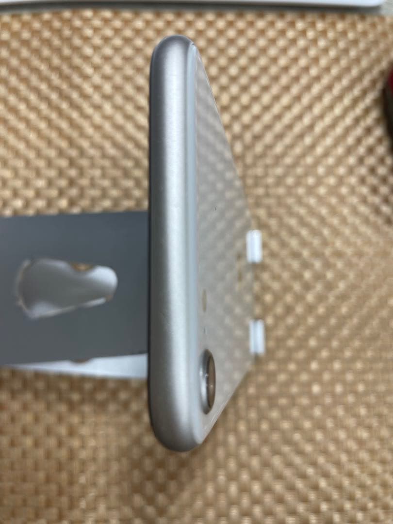 iPhone SE 第3世代 64 GB スターライト SIMフリー【9715】