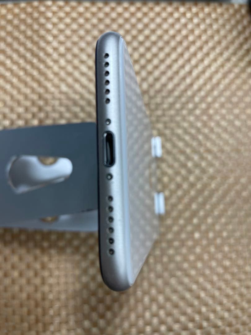 iPhone SE 第3世代 64 GB スターライト SIMフリー【9715】