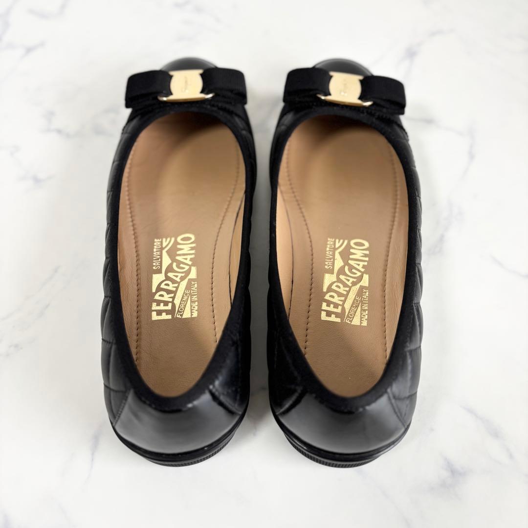 美品 フェラガモ 5.5 ルフィナ フラットシューズ ヴァラ キルティング 黒