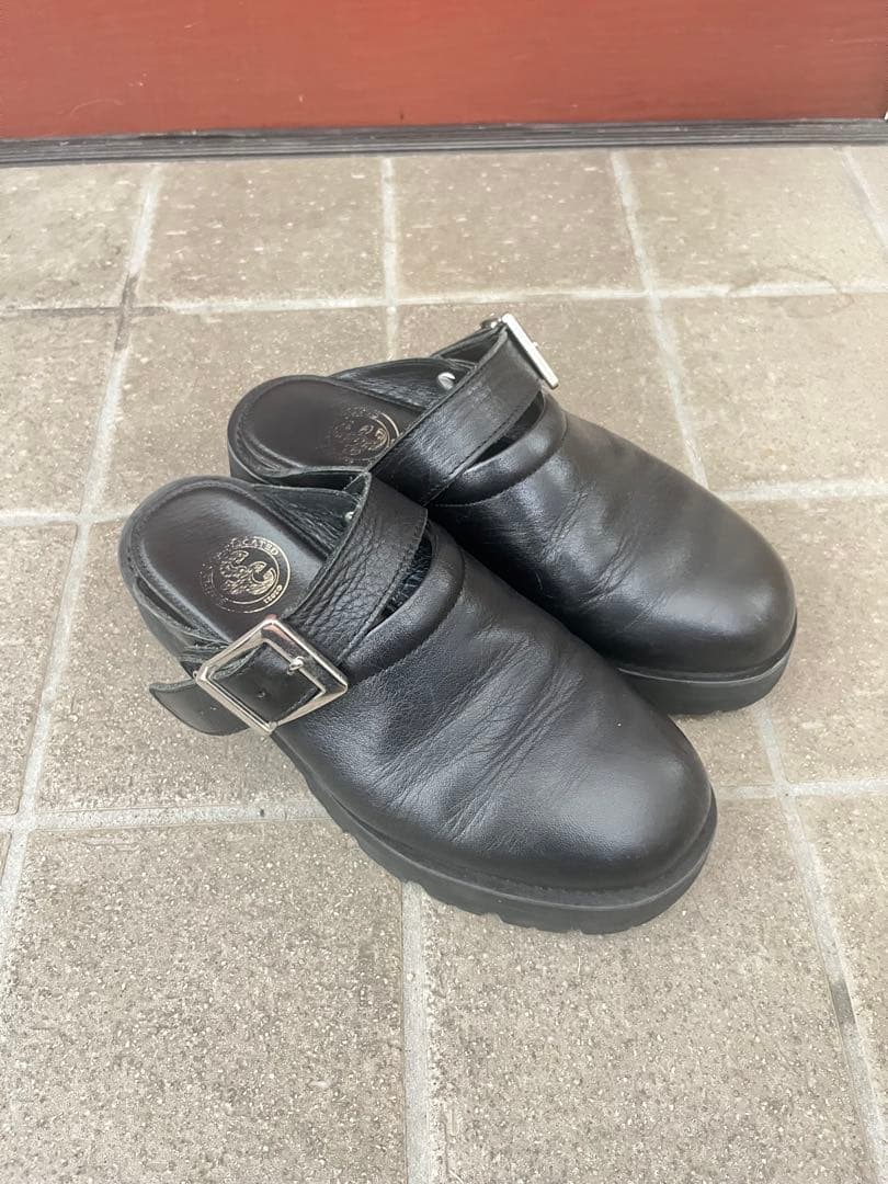 Simply complicated BELTED mule レザーサボサンダル