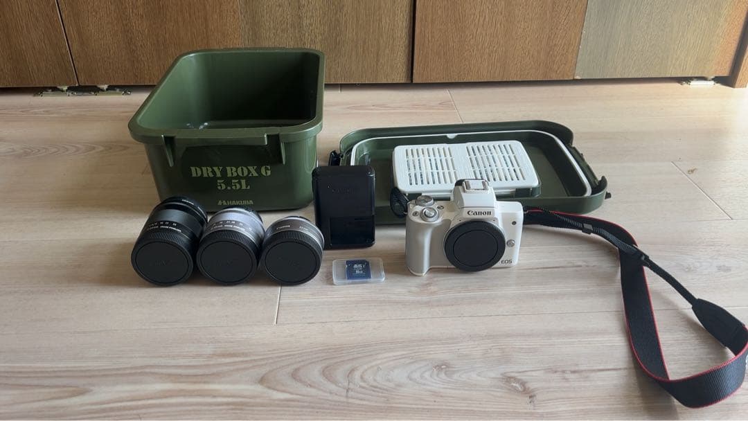 Canon EOS M ホワイト ミラーレスカメラ、交換レンズ、保管ボックス