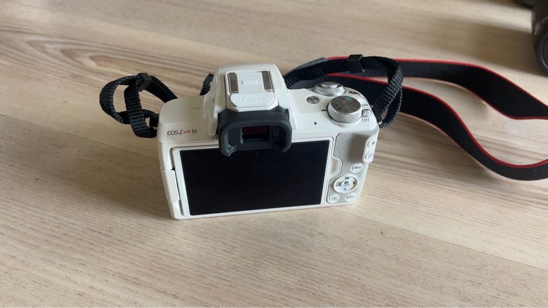 Canon EOS M ホワイト ミラーレスカメラ、交換レンズ、保管ボックス