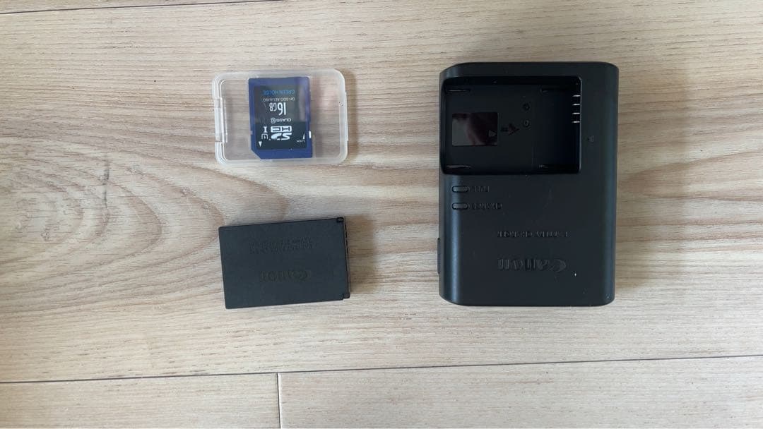 Canon EOS M ホワイト ミラーレスカメラ、交換レンズ、保管ボックス