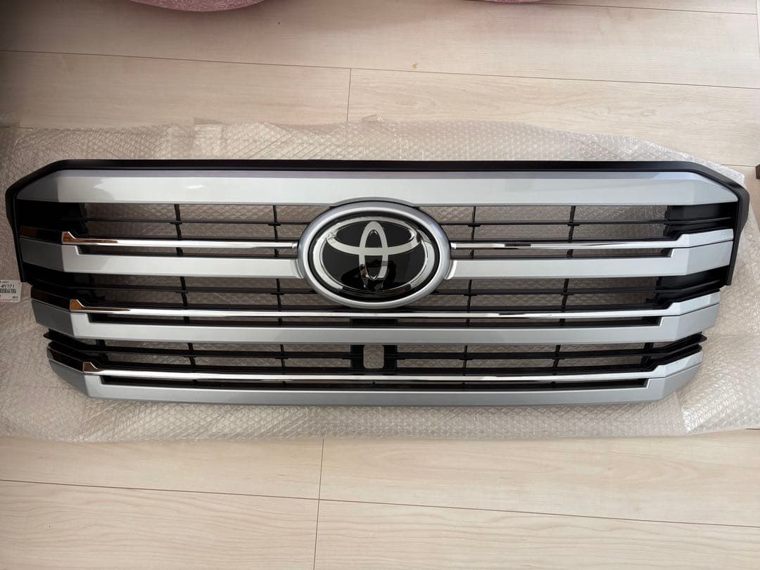 トヨタ　ランドクルーザー300 純正フロントグリル