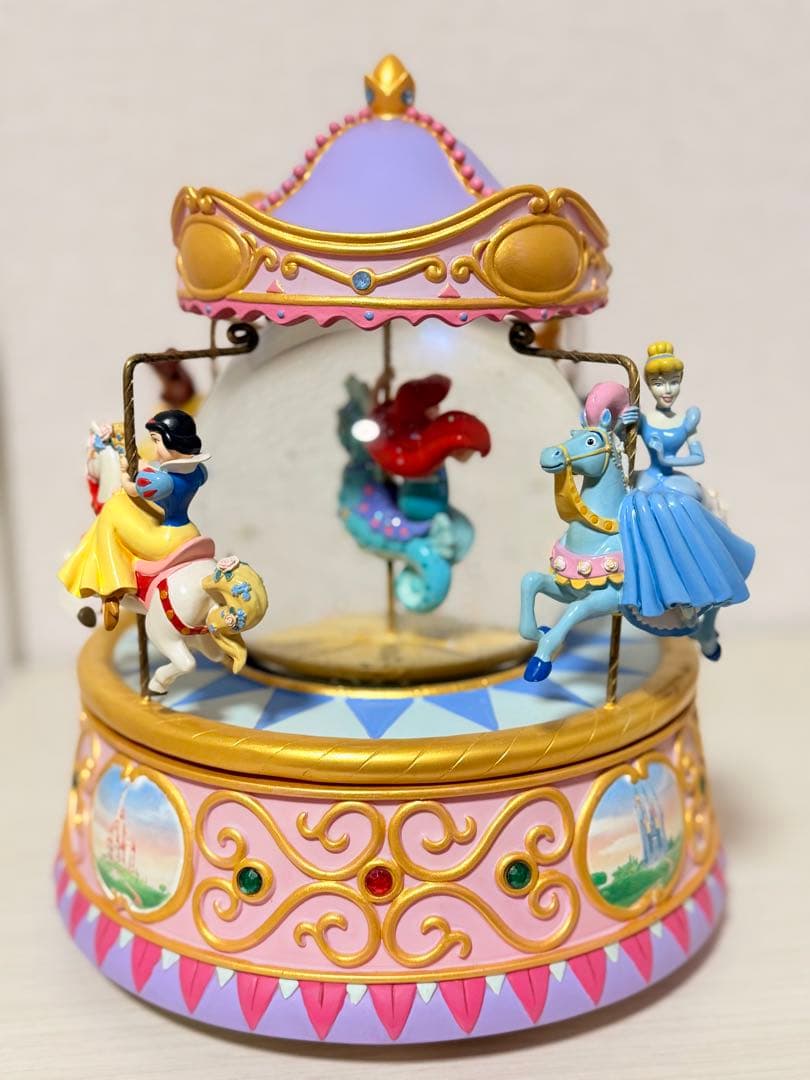 希少・美品　ディズニー プリンセス スノードーム メリーゴーランド型