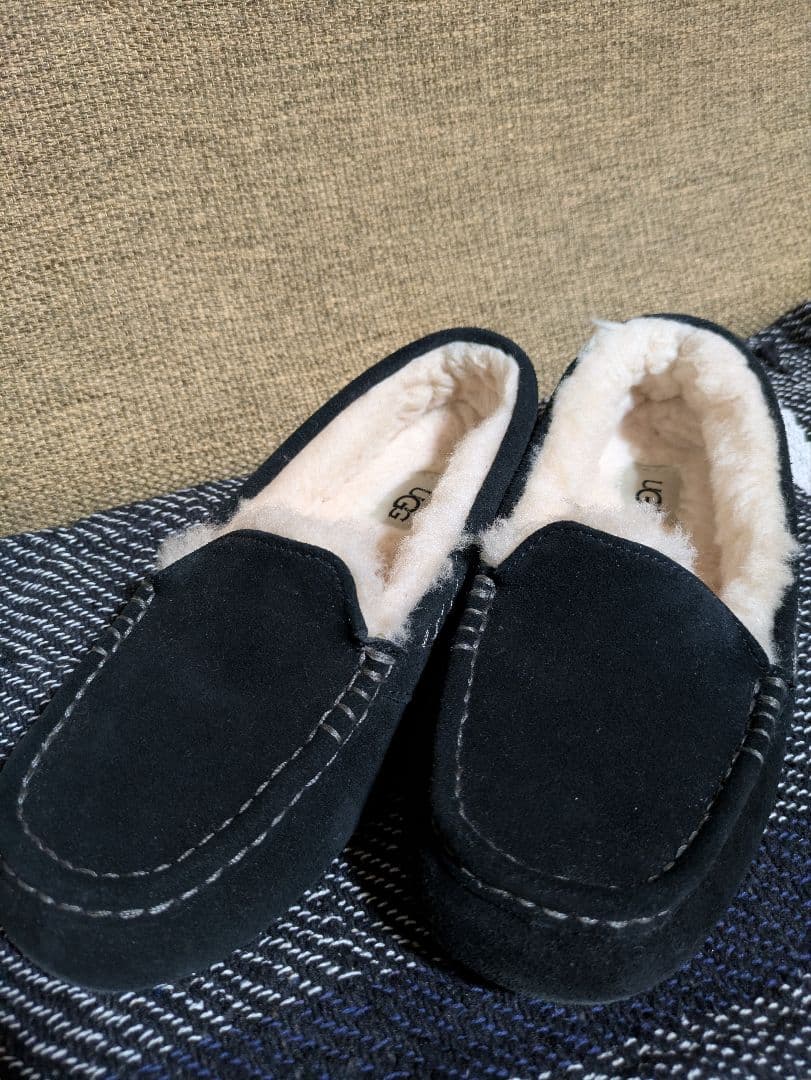 【極美品】UGG 黒スエードモカシンシューズ 24cm