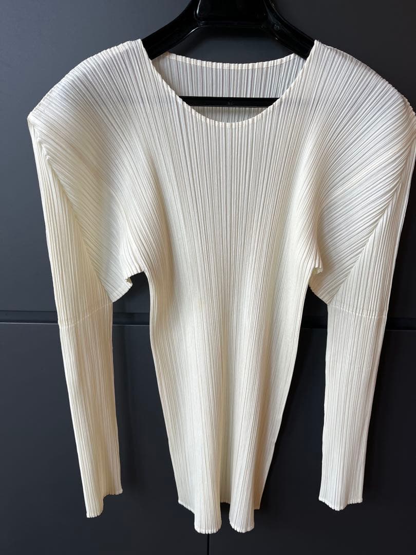 プリーツプリーズ　長袖トップス 白　サイズ4