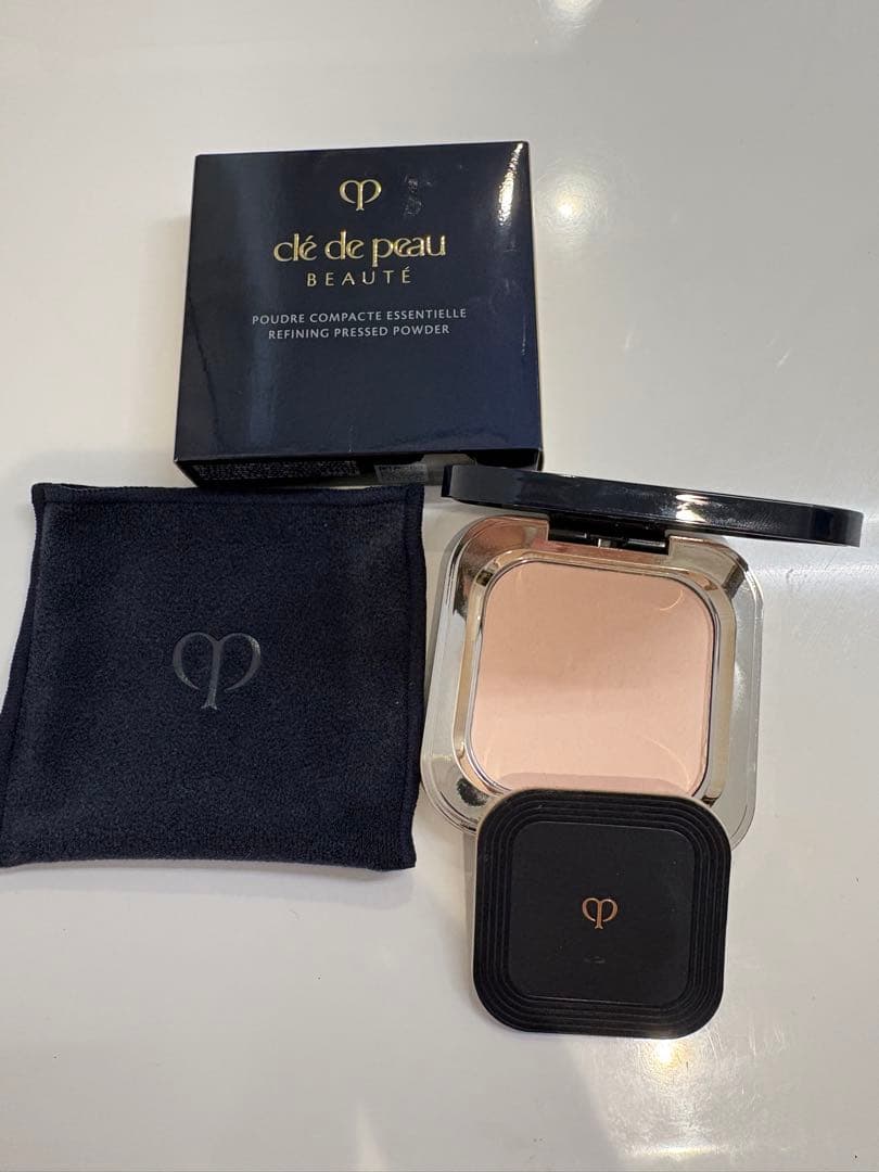 クレドポーボーテ プードルコンパクトエサンシエルn 化粧箱付き