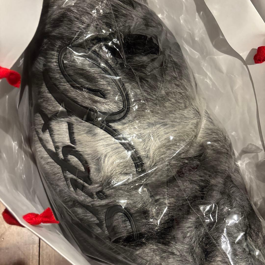 ジャケット・アウター LOGO PATCHED FAUX FUR HOODED JACKET