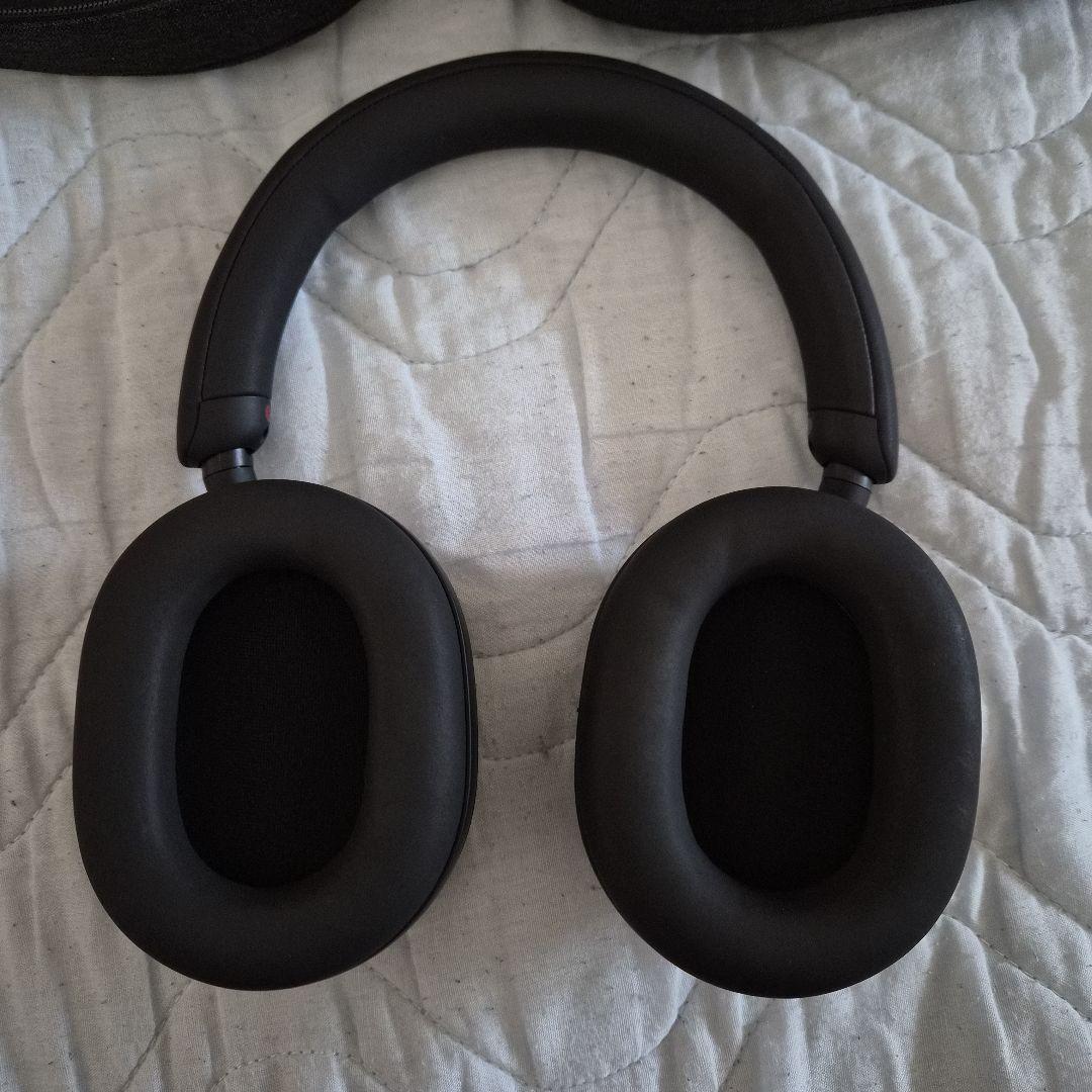SONY ワイヤレスヘッドホン WH-1000XM5　ケース付き