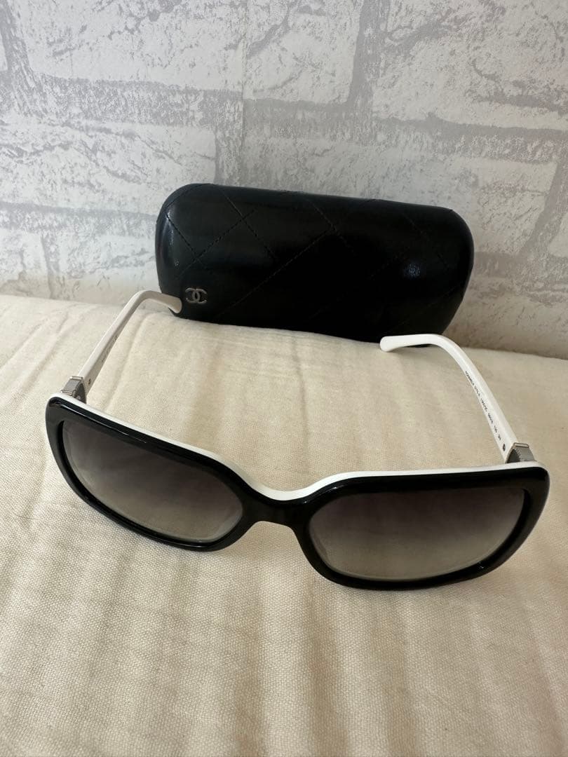 CHANEL サングラス ブラック/ホワイト