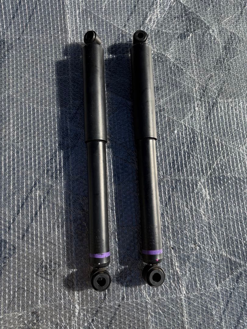 【美品】 TOYOTA 200系ハイエース 純正ショックアブソーバー 2WD