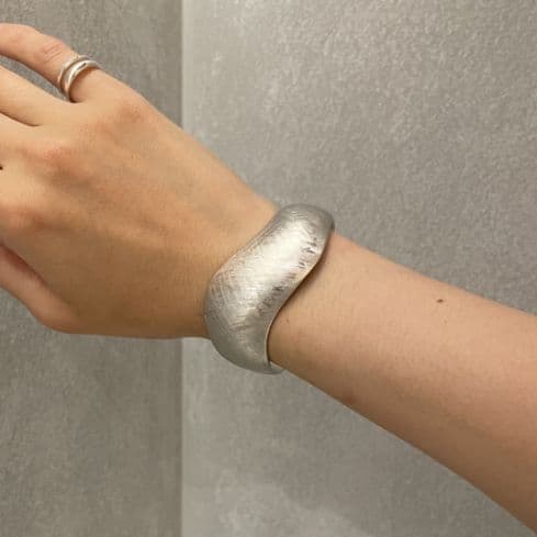 美品★Jouete ジュエッテ バングル シルバーカラー　 太め ボリューム