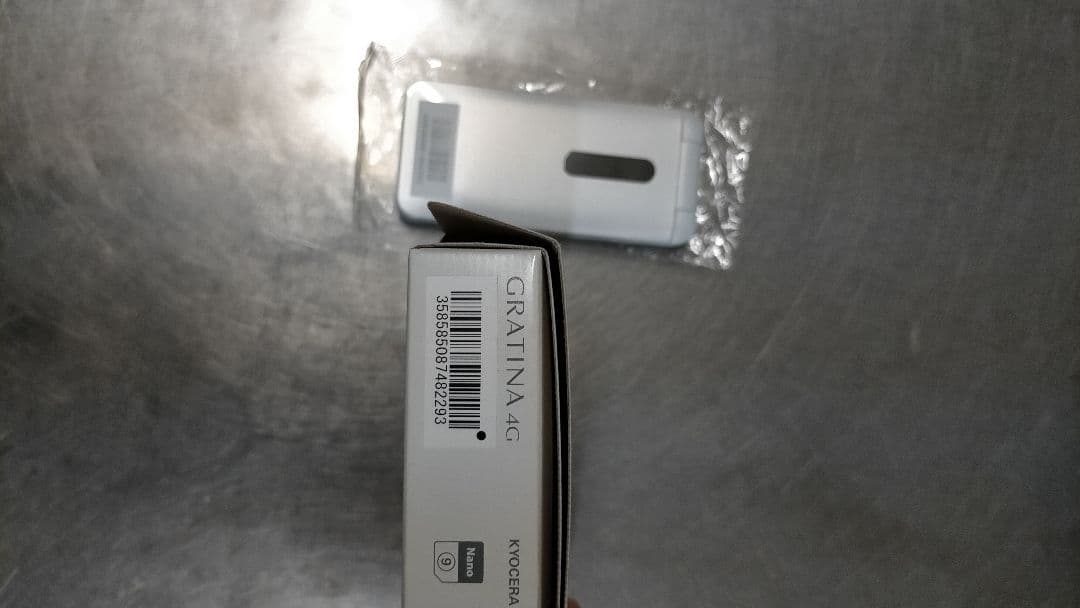 京セラ グラティーナ kyf31 未使用 ホワイト 利用制限〇SIMロック解除済