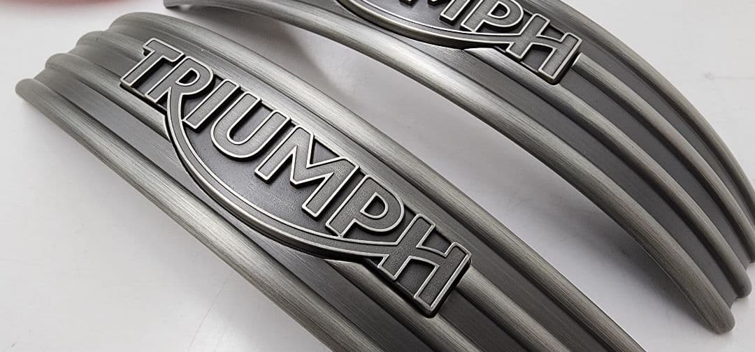 TRIUMPH 水冷ボンネビル T120 　タンク　エンブレム 　純正オプション