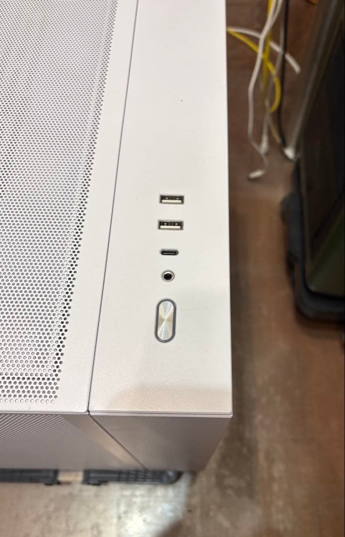 ★人気のホワイト　リアンリ 3面メッシュ 011AIR MINI ATX電源搭載