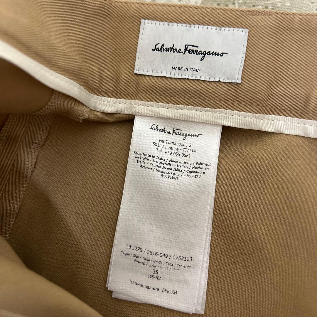 フェラガモ　チノパン
