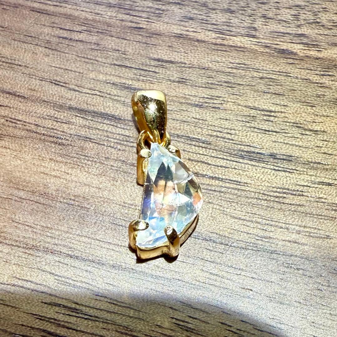 k18gp レインボームーンストーン　マダガスカル産　ペンダントトップ　月