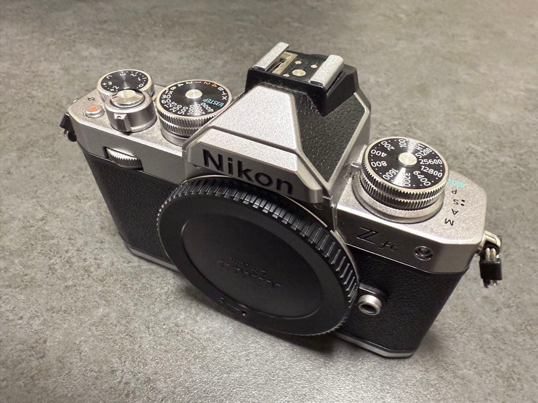 Nikonミラーレス一眼　Z fc レンズキット　シルバー　シャッター回数61回