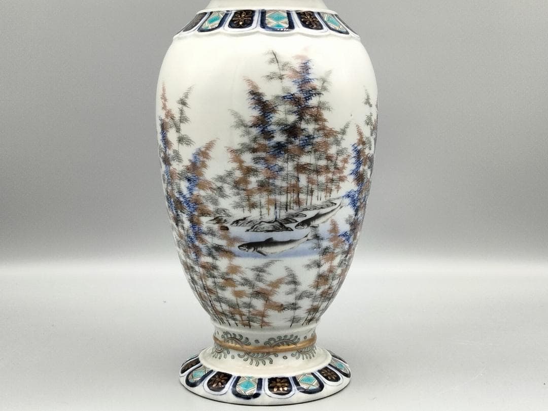 香蘭社明治期 色絵 金彩 輪花 竹林鮎文 花瓶