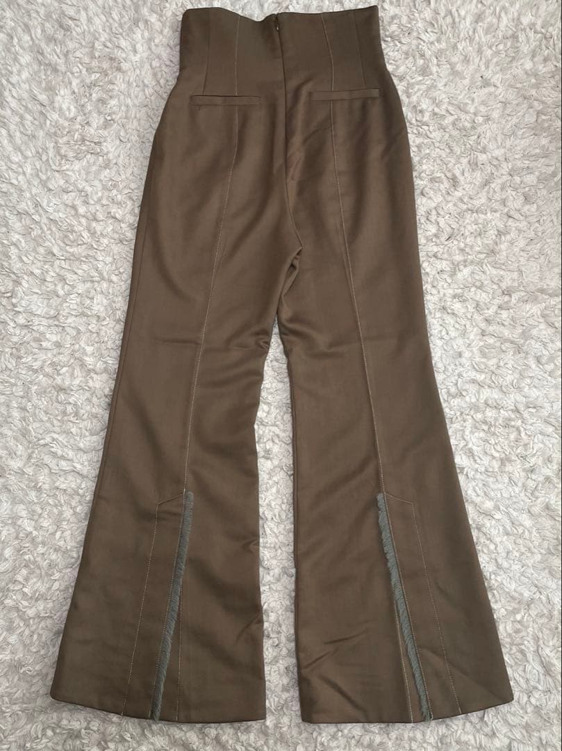 マメクロゴウチ ハイウエストバックフリンジフレアパンツ