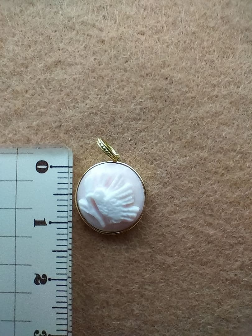 La mascotte 18K 　コンクシェル　カメオ小鳥のトップ