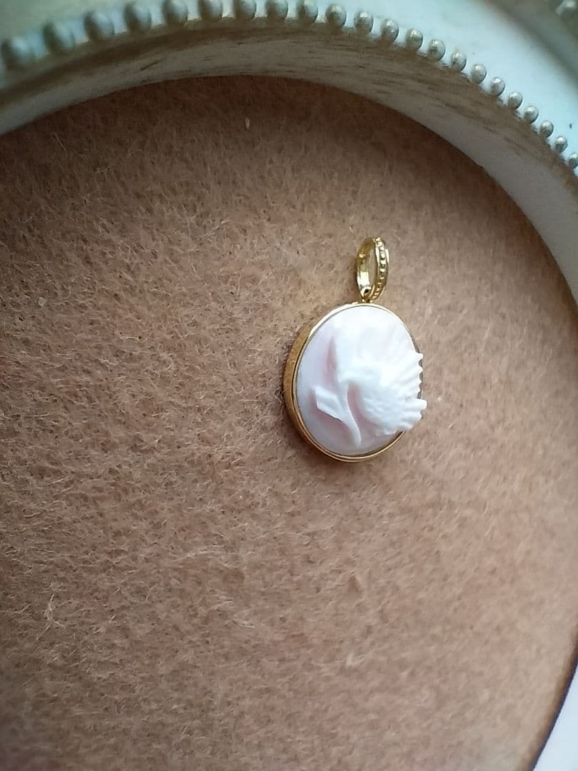 La mascotte 18K 　コンクシェル　カメオ小鳥のトップ