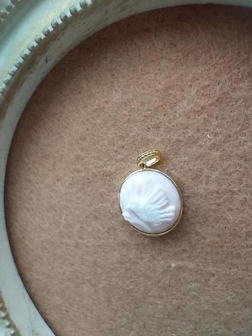 La mascotte 18K 　コンクシェル　カメオ小鳥のトップ