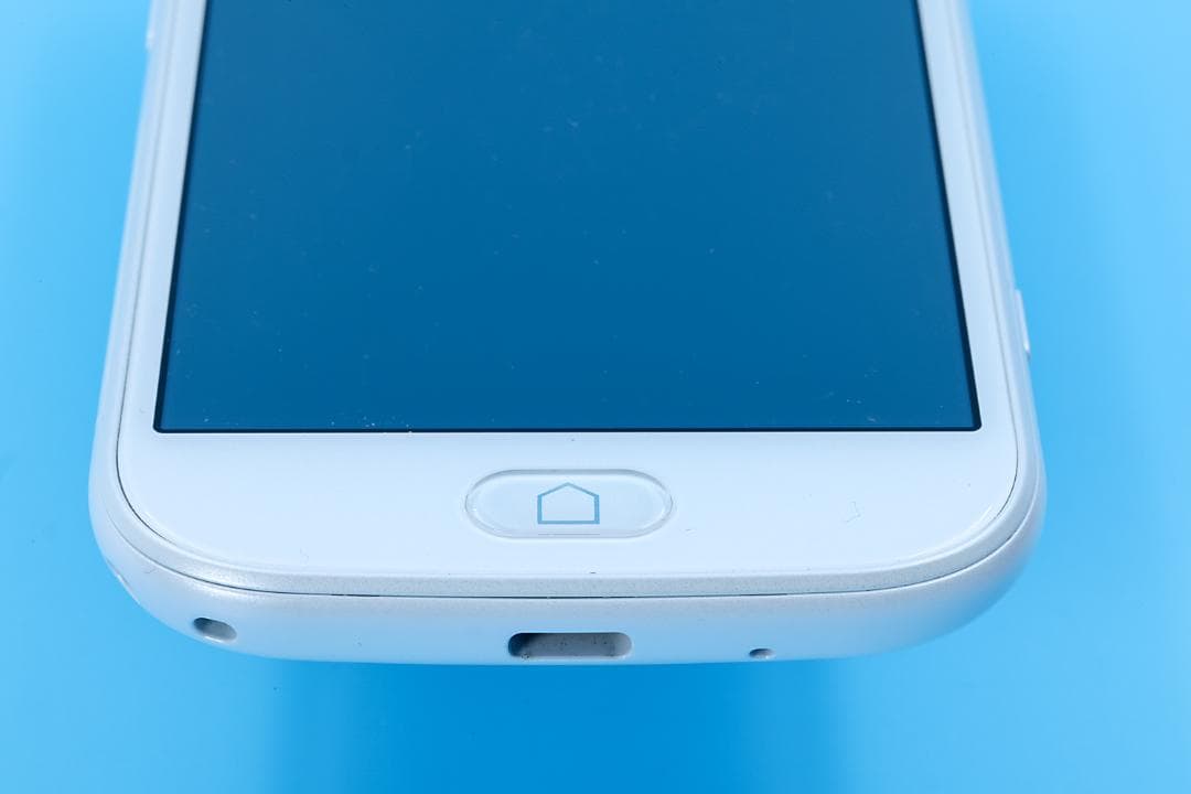 docomo　F-42A らくらくスマートフォン ホワイト　おまけつき