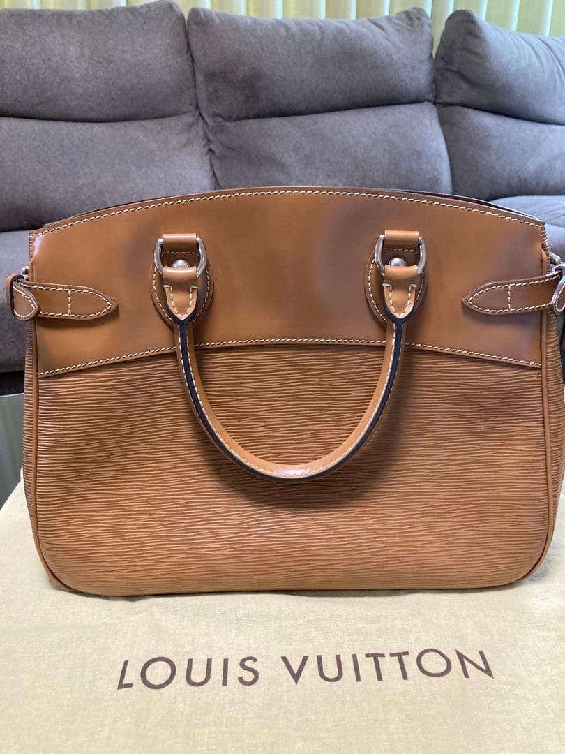 ルイヴィトン パッシィPM エピ キャメル ビジネスバッグ 自立するバッグ