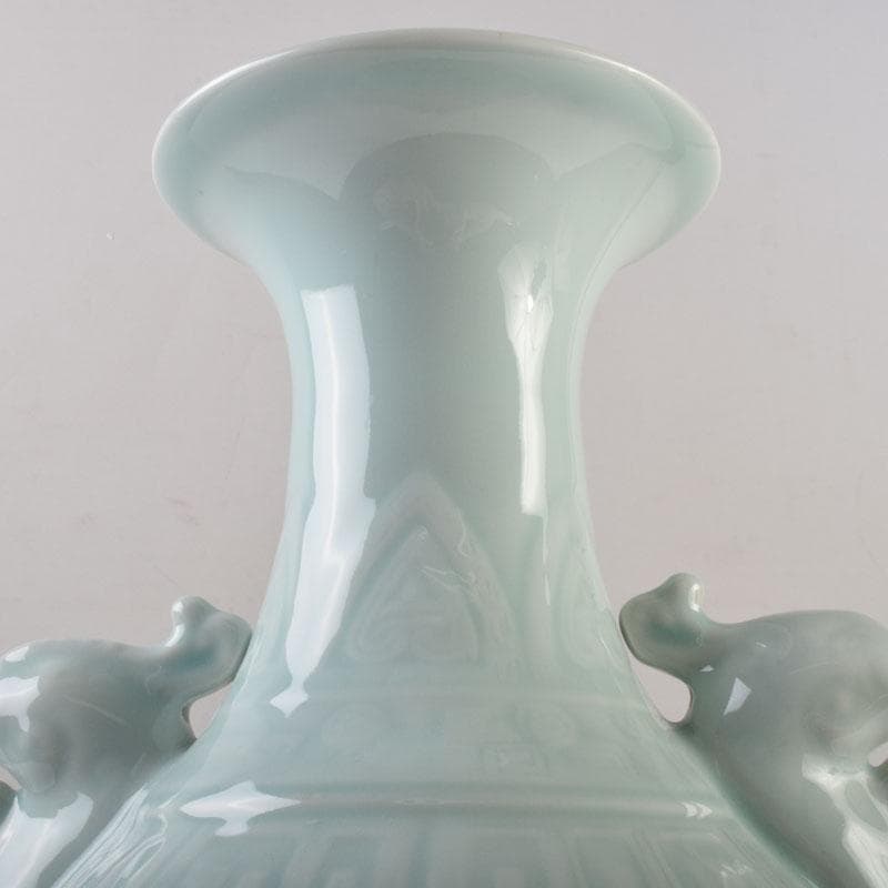 中国　大清乾隆年製款　粉青釉　双神獣耳瓶　V　8747A