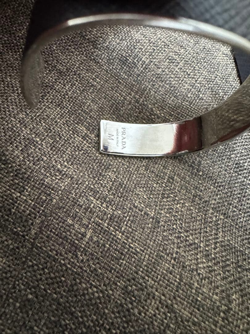 さプラダ　ブレスレット　バングル　三角ロゴ　ブラック　レディース