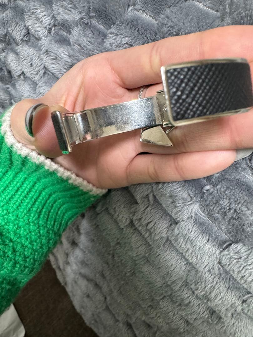 さプラダ　ブレスレット　バングル　三角ロゴ　ブラック　レディース