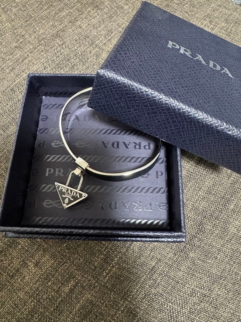 さプラダ　ブレスレット　バングル　三角ロゴ　ブラック　レディース