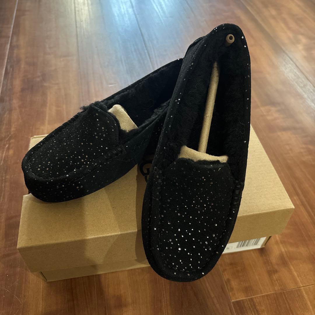新品　未使用　UGG ブラック スパンコール モカシン　22センチ22.5センチ