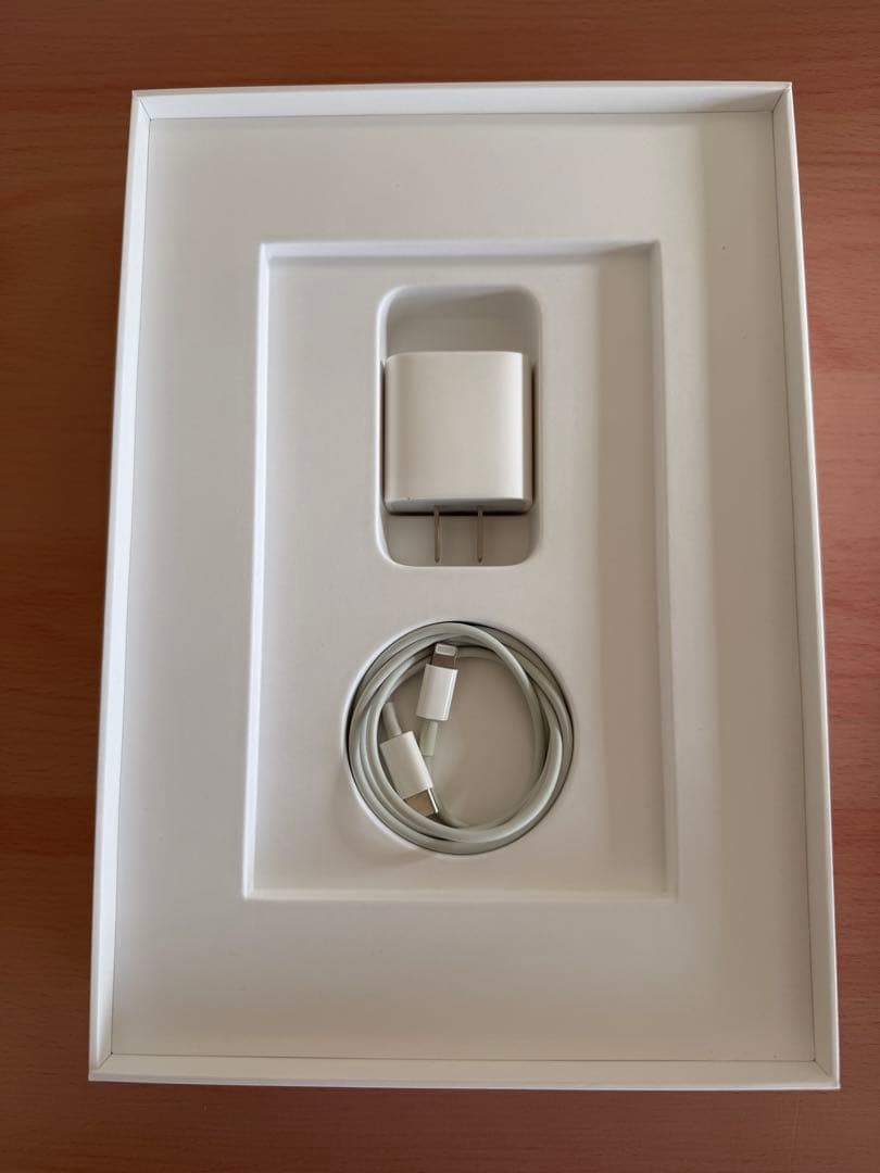 iPad 第9世代 本体 箱 充電器付