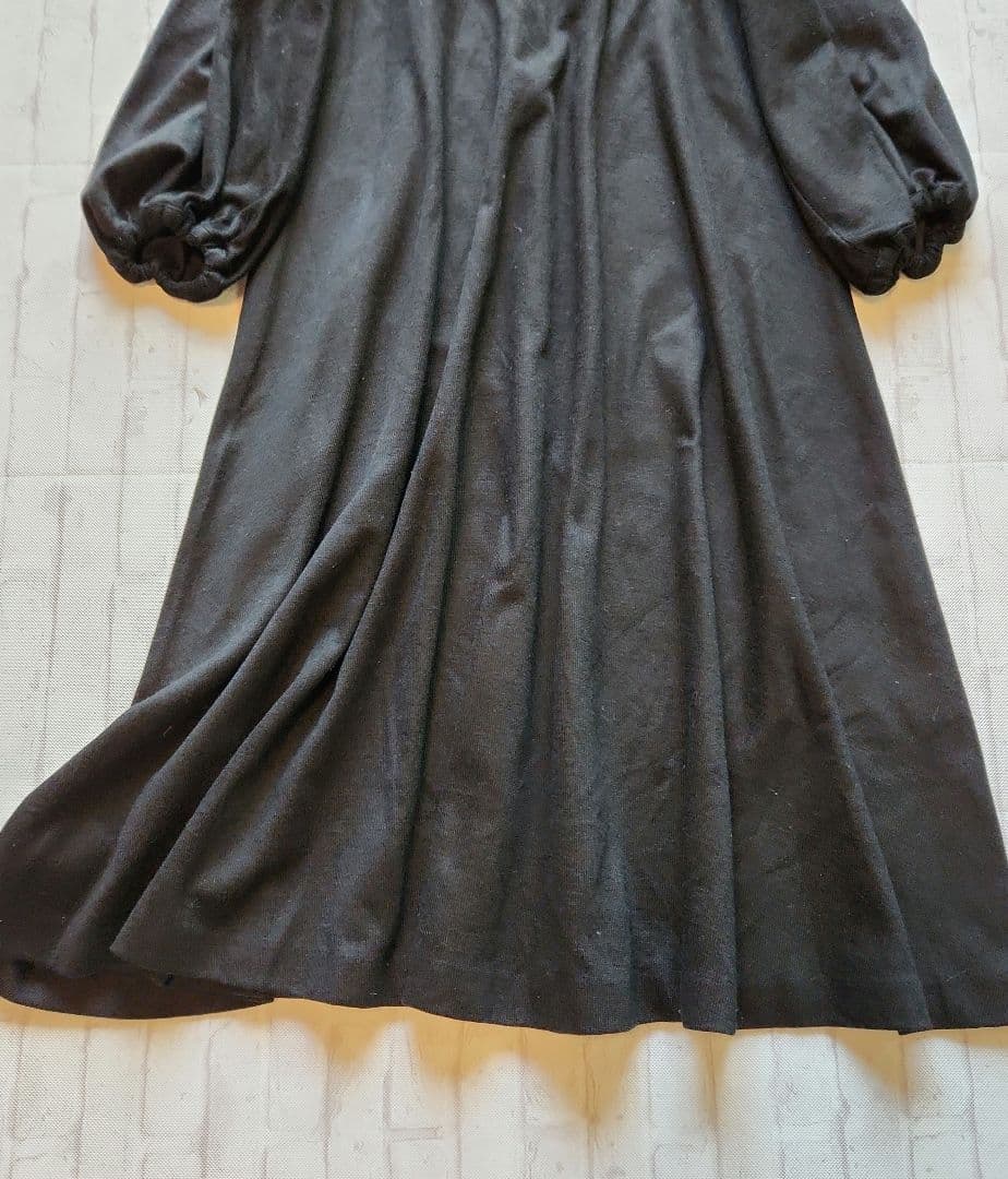 トゥモローランド　シルキーダブルフェイス クルーネックフレアワンピース　黒