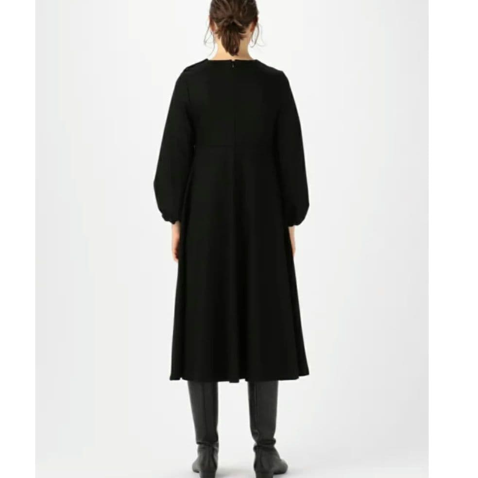 トゥモローランド　シルキーダブルフェイス クルーネックフレアワンピース　黒