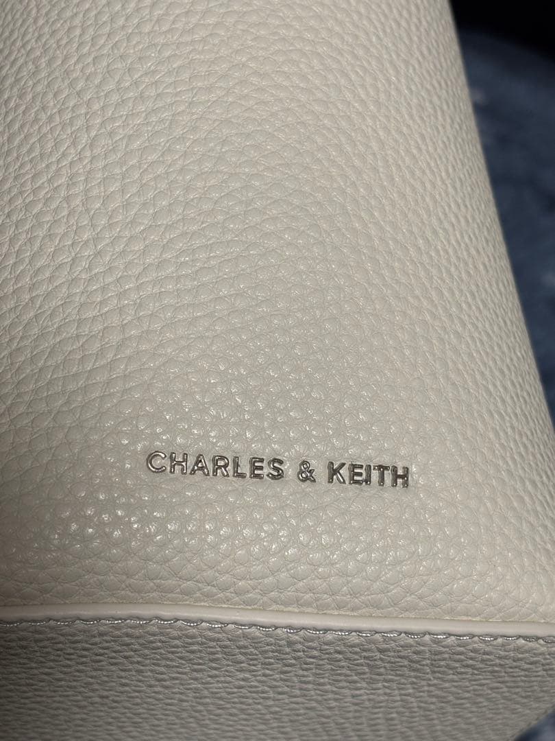 CHARLES & KEITH Beryl ベリル リサイクルレザーバケツバッグ