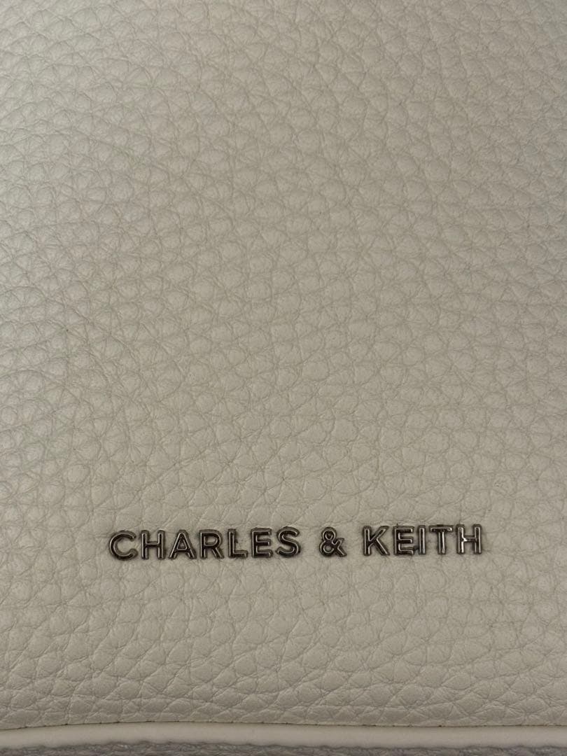 CHARLES & KEITH Beryl ベリル リサイクルレザーバケツバッグ