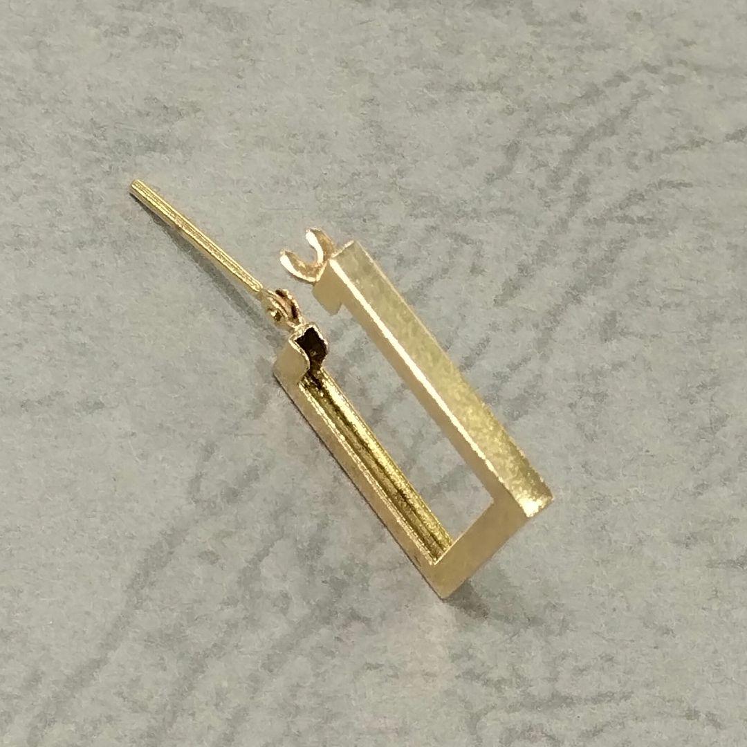 モモイロ　K18YG地金片耳ピアス　　中古品