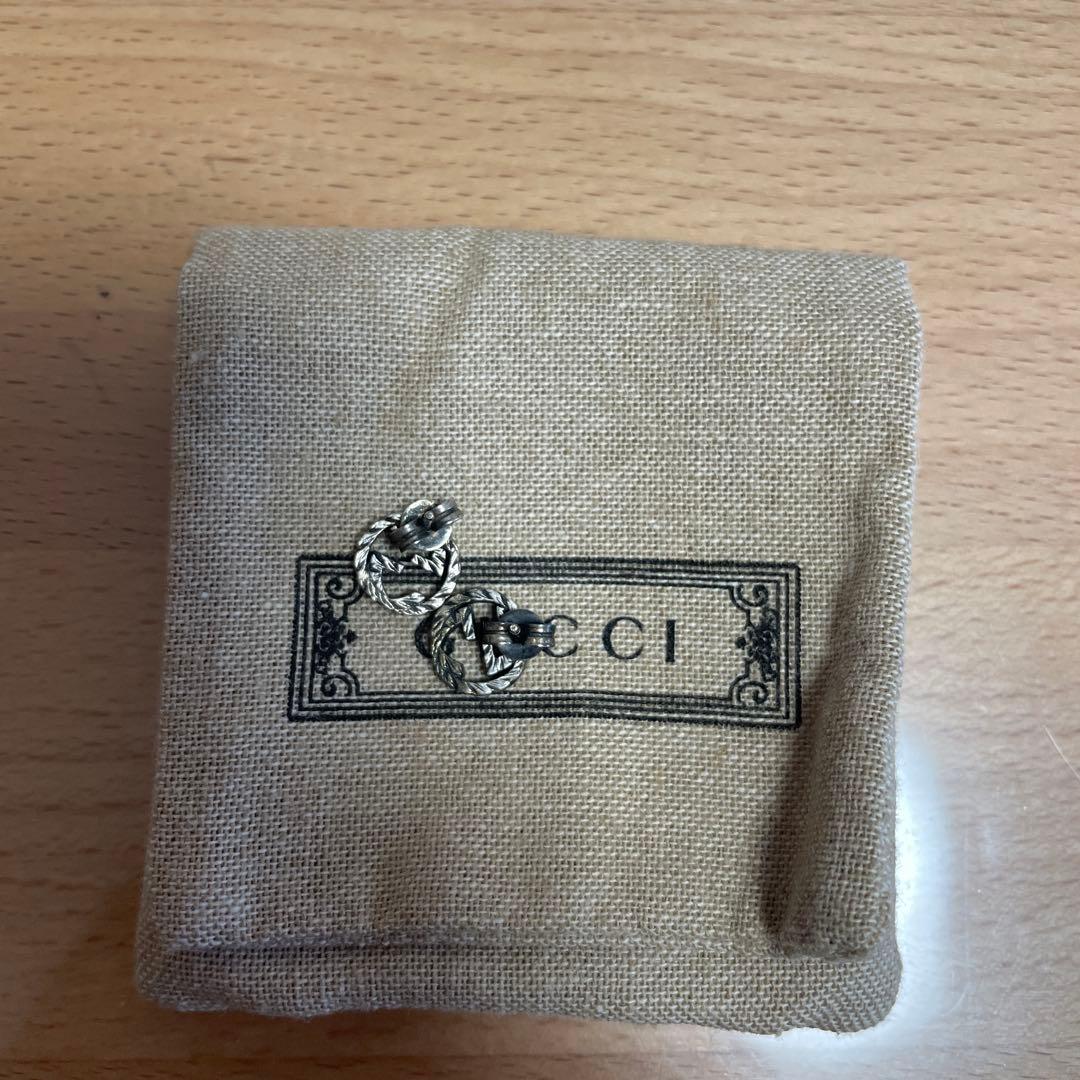 GUCCI シルバー ロゴ入りスタッドピアス