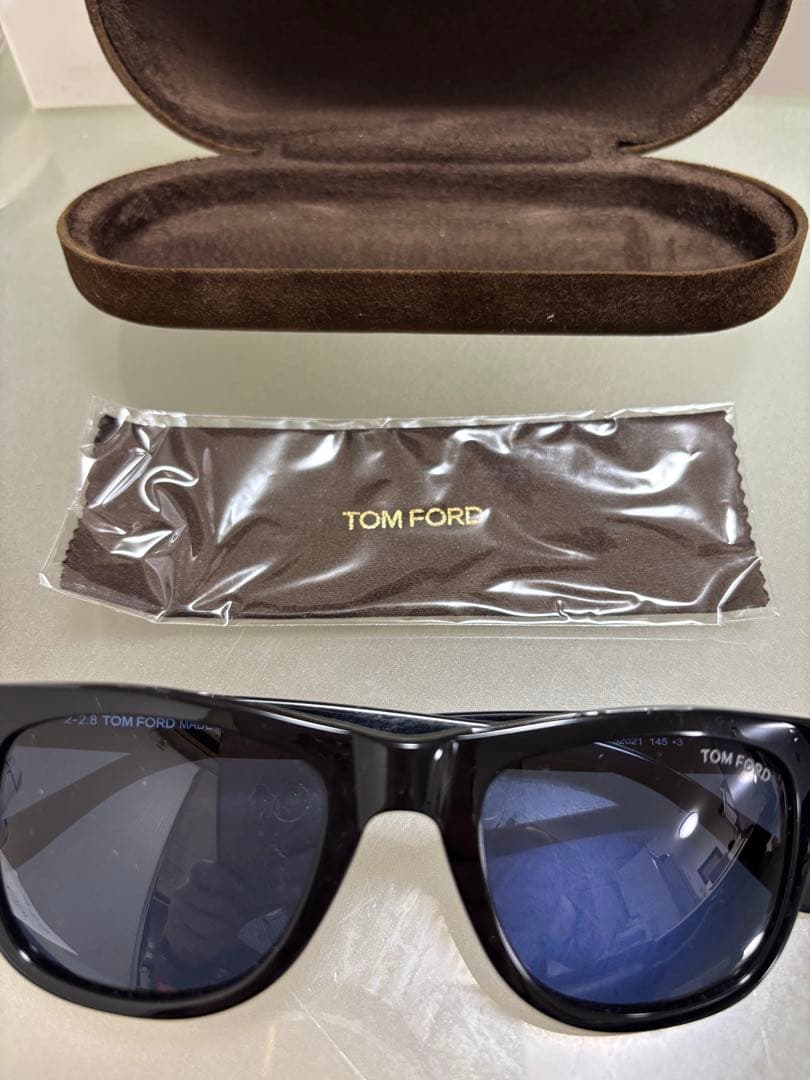 送料無料！TOM FORD ブラック サングラス