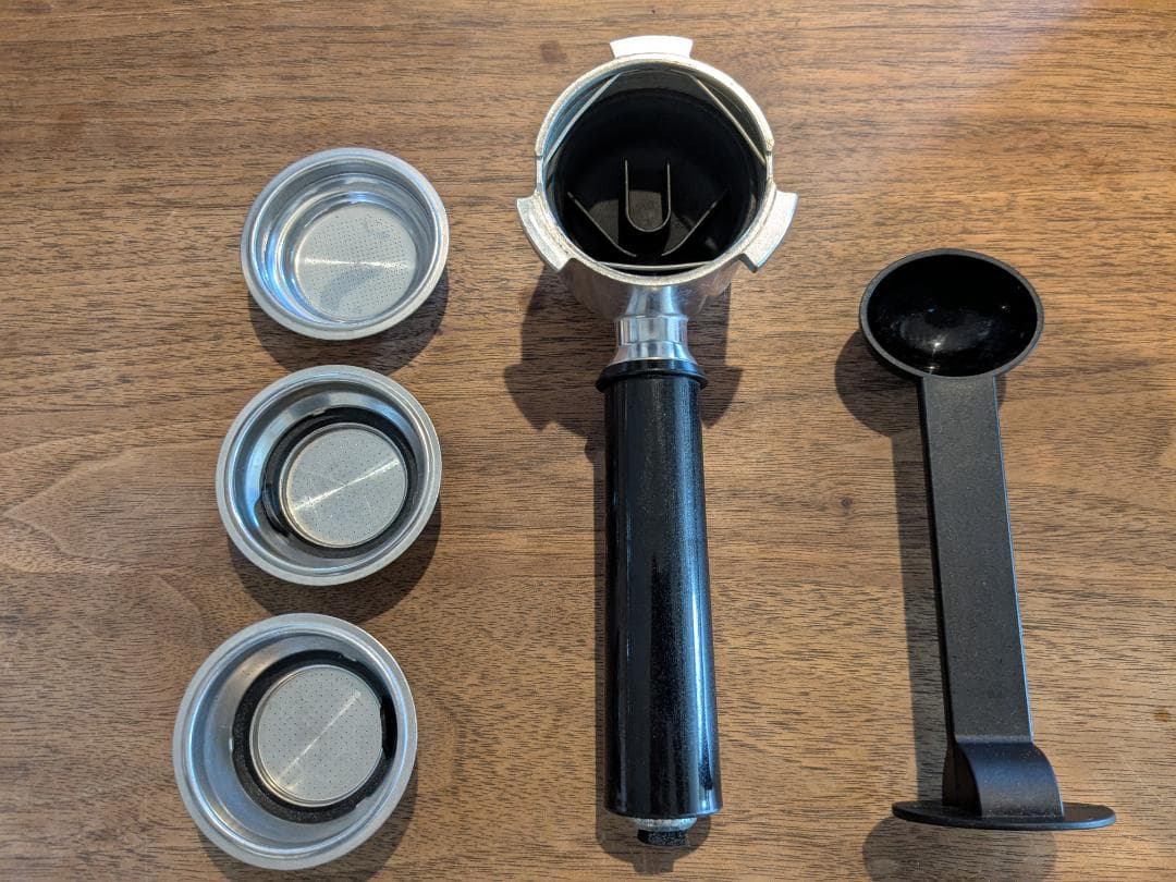 De'Longhi エスプレッソマシン ／ディディカ ／レッド