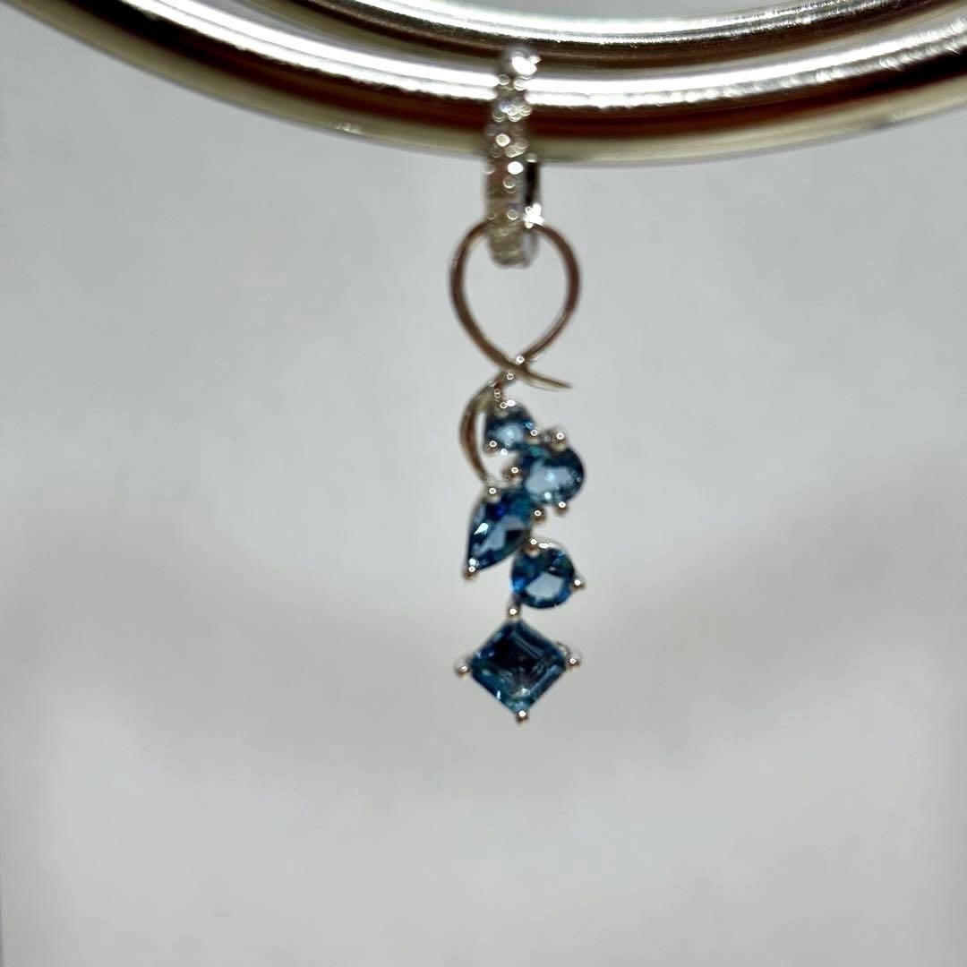 ★k18WGアクアマリンチャーム