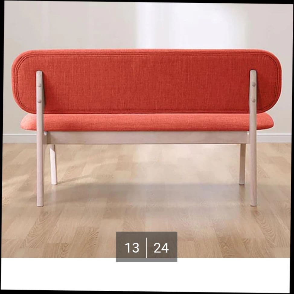 オレンジの二人掛けソファ