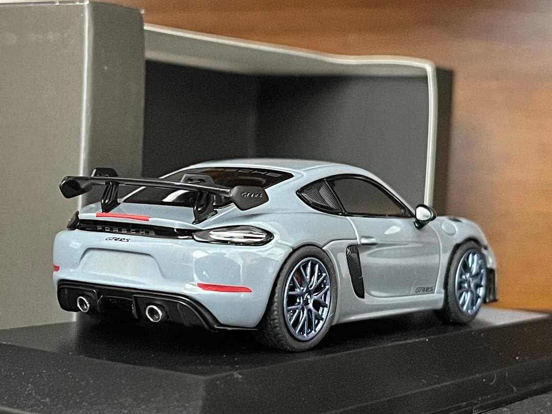 1/43 ミニチャンプス ポルシェ 718 ケイマン GT4 RS グレー