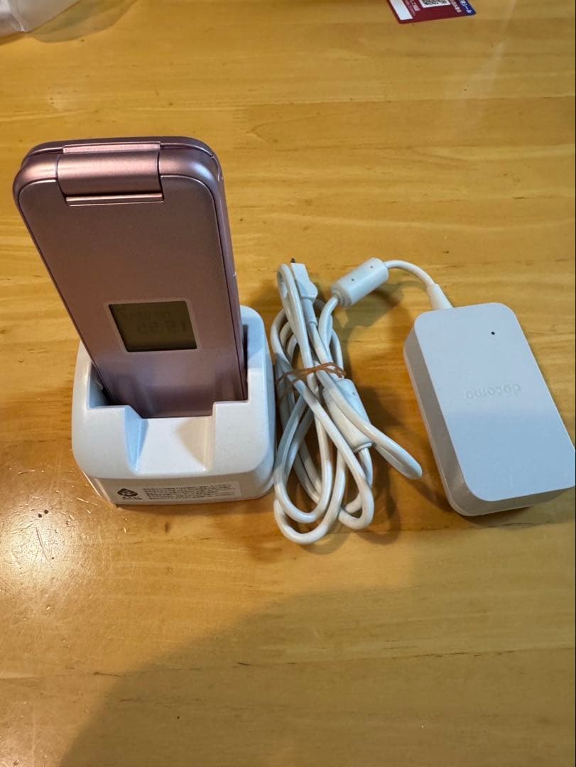 docomo ピンク 携帯電話 本体 充電器付き　らくらくホン　F-01M